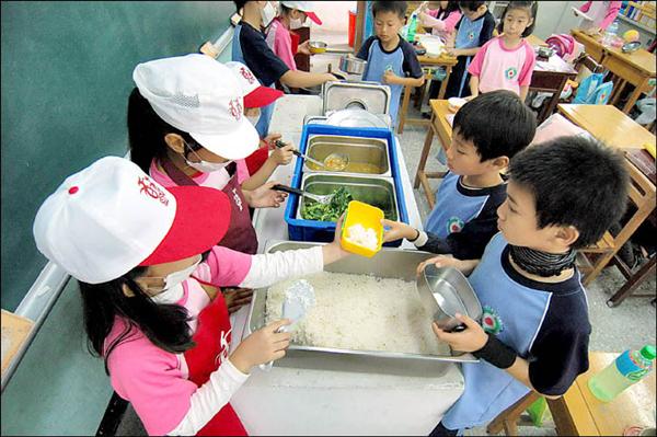 走訪免費午餐項目受益學(xué)校